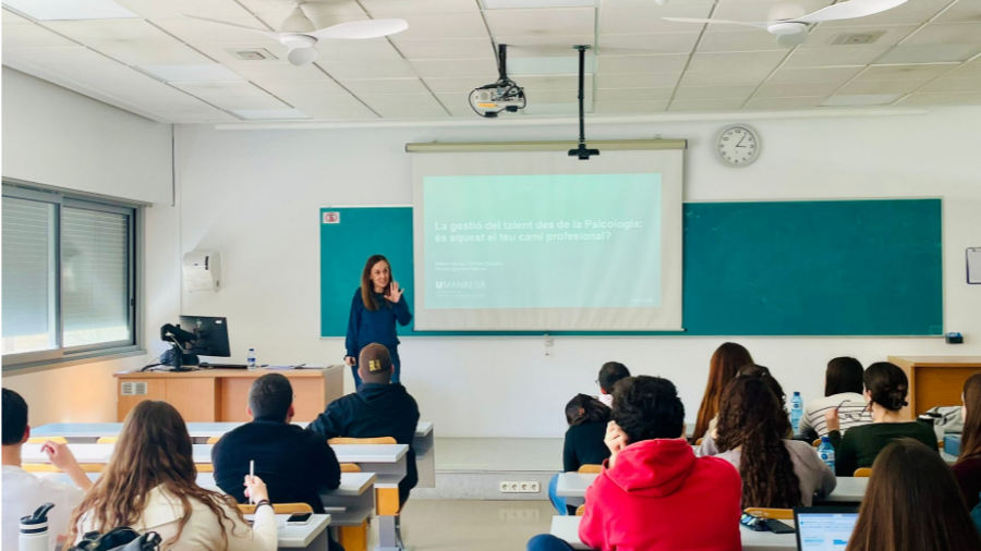 Classe plena escoltant la xerrada sobre recursos Humans